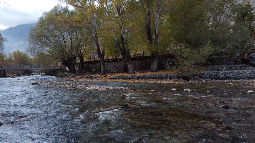 Dersim Munzur Çayı'nın sonbahar renkleri, berrak akarsuyu ve doğal vadi manzarasını gösteren sinematik stok görüntü.