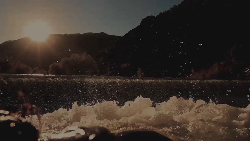 Gün batımında Munzur Çayı'nın coşkulu akışı ve su sıçramalarının sinematik doğa görüntüsü.