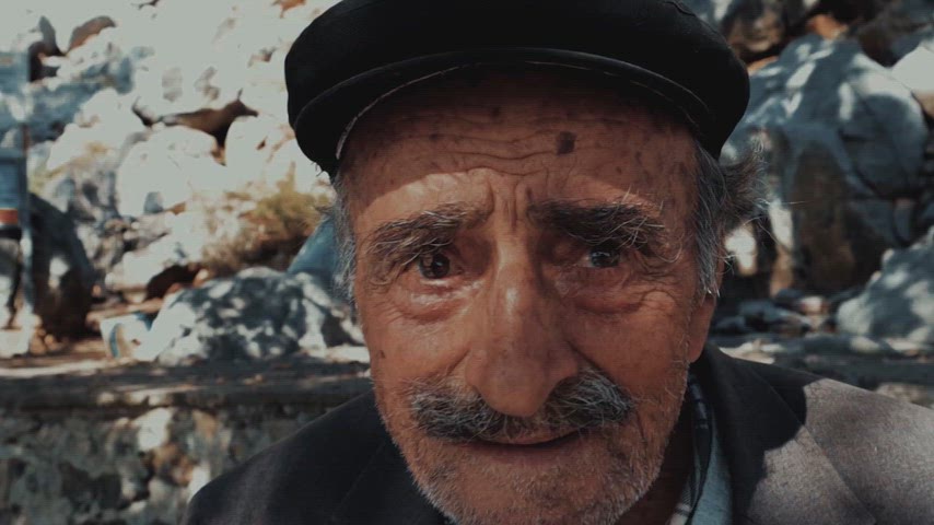 Dersim'de doğal ışıkta çekilmiş yaşlı bir adamın etkileyici portresini yansıtan belgesel tarzı görüntü.