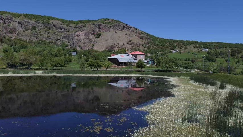 Dersim'deki Xızır Gölü kıyısındaki kırsal yaşamı ve doğal manzarayı yansıtan sinematik görüntü.