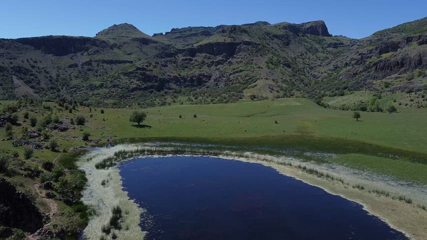 Dersim'deki Xızır Gölü'nün drone ile çekilmiş sinematik manzarası, dağlar, sulak alan ve doğal peyzajı bir araya getiriyor.