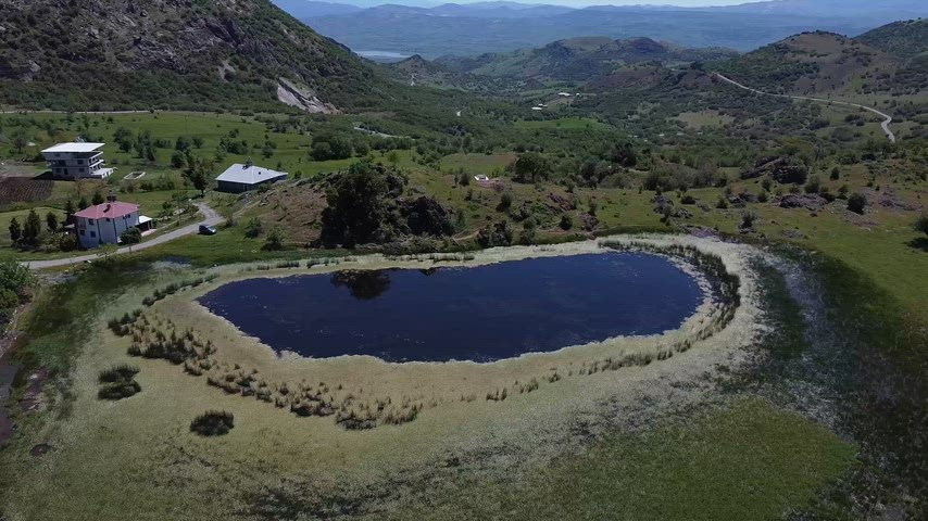 Dersim'deki Xızır Gölü'nün drone ile çekilmiş panoramik görüntüsü, sulak alanı ve çevresindeki doğal vadileri gösteriyor.