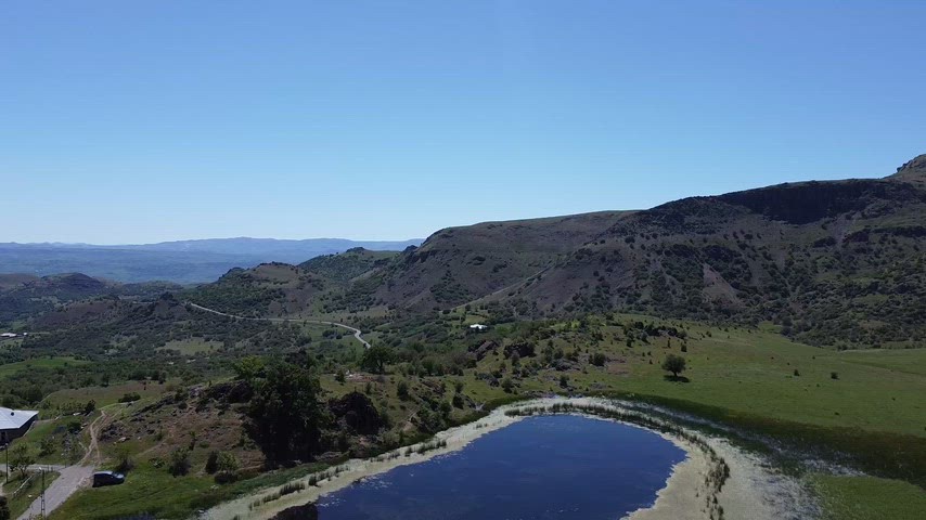 Drone ile çekilen Xızır Gölü ve çevresindeki dağlık peyzajın sinematik doğa görüntüsü.