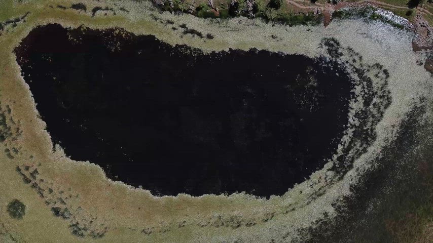 Dersim Xızır Gölü'nün yukarıdan drone ile çekilmiş doğal formunu ve sulak alan yapısını gösteren hava görüntüsü.