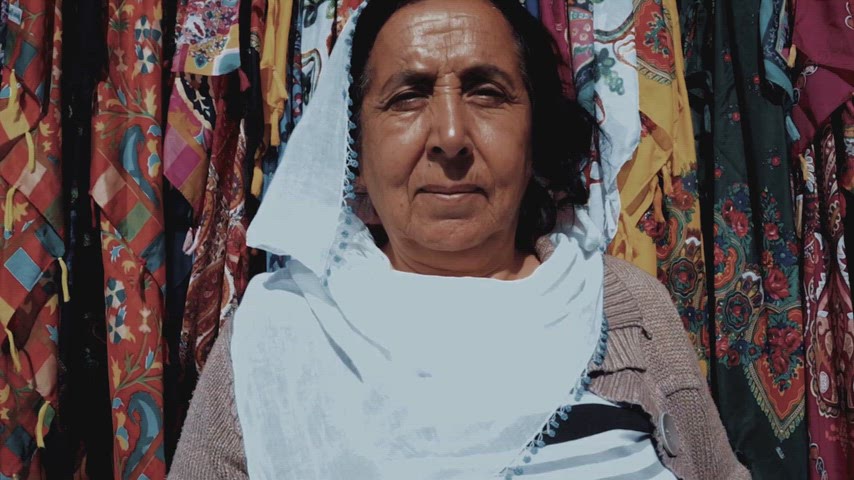 Renkli kumaşlar önünde kadın, geleneksel kadın portresi, yöresel kültür, Anadolu kadını, geleneksel yaşam