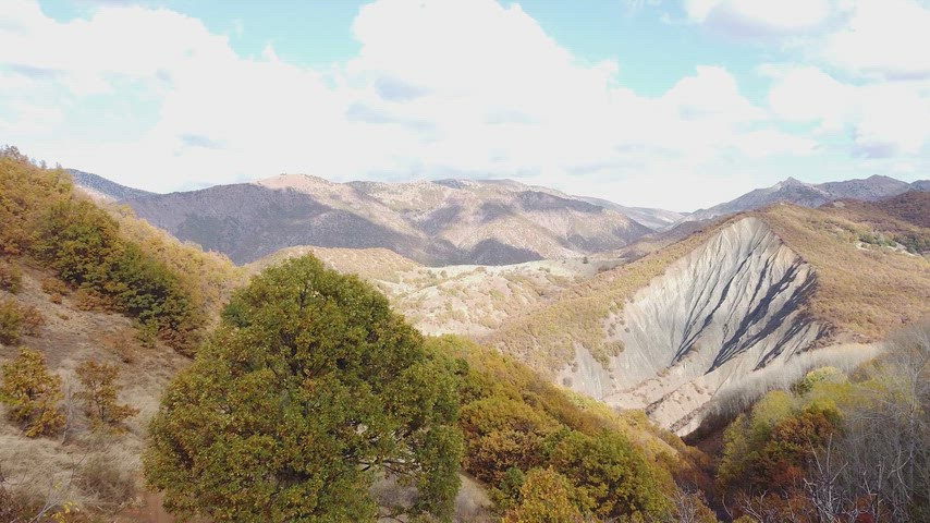 Dersim Pülümür’de kayalık dağ sırtları ve sonbahar vadisini gösteren yüksek çözünürlüklü drone hava çekimi.