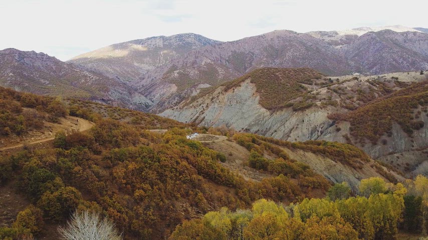Dersim Pülümür’de kanyon yamaçları, dağ manzarası ve sonbahar vadilerini gösteren yüksek çözünürlüklü drone hava çekimi.