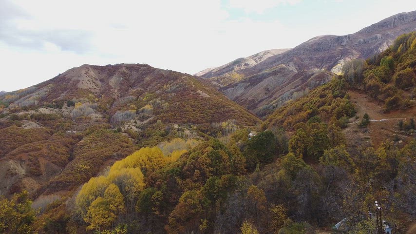 Dersim Pülümür sonbahar vadileri, dağ sıraları ve orman manzarasını gösteren yüksek çözünürlüklü drone hava çekimi.