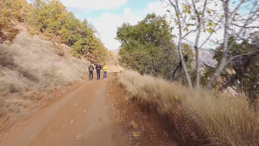 Drone ile çekilen sonbahar dağ yolu manzarası ve doğa yürüyüşü, etkileyici kırsal peyzaj ve doğal atmosfer sunuyor.