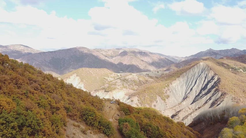 Drone ile çekilen sonbahar dağ ve vadi manzarası, doğal renk geçişleriyle etkileyici panoramik doğa görüntüsü sunuyor.