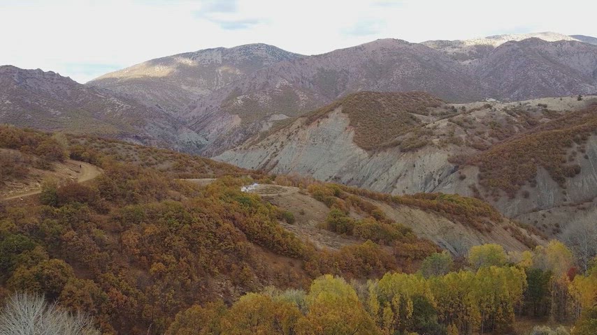 Drone ile çekilen sonbahar dağ yamaçları, vadiler ve doğal peyzajın etkileyici manzara görüntüsü.