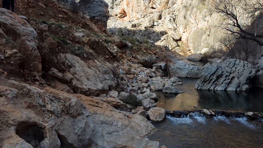 Çermik Sinek Çayı’nda kayalık vadi ve berrak akarsu manzarası.