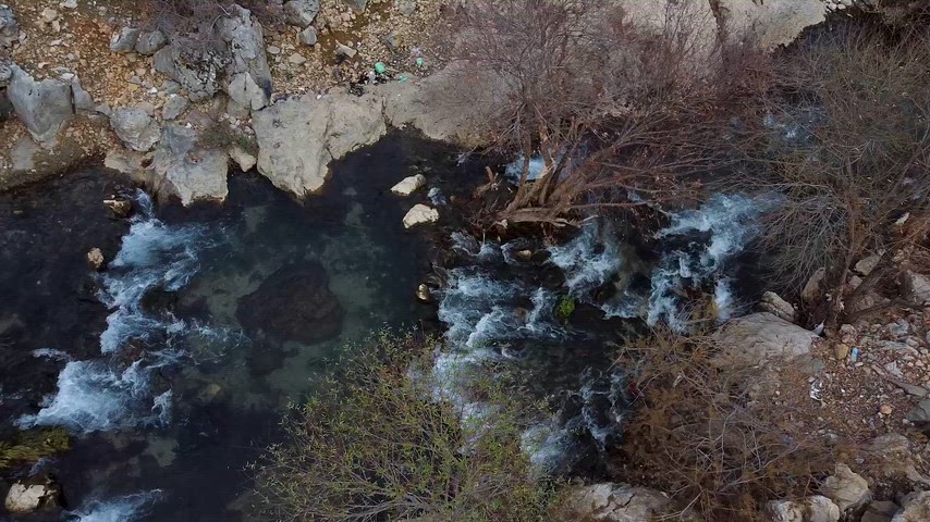 Çermik Sinek Çayı’nın drone ile çekilmiş akarsu ve kayalık vadi manzarası.