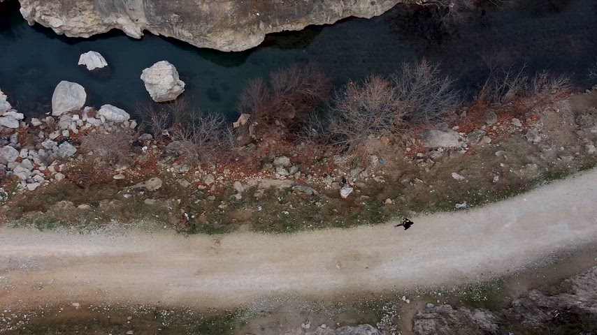 Çermik Sinek Çayı kıyısında drone ile çekilmiş yol ve akarsu manzarası.