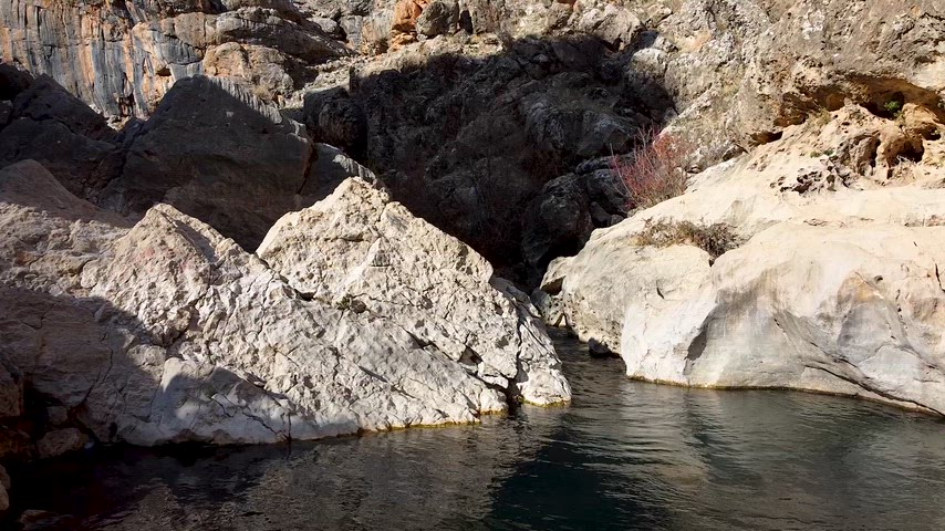 Çermik Sinek Çayı’nda kayalıklar arasında berrak su birikintisi ve doğal vadi manzarası.