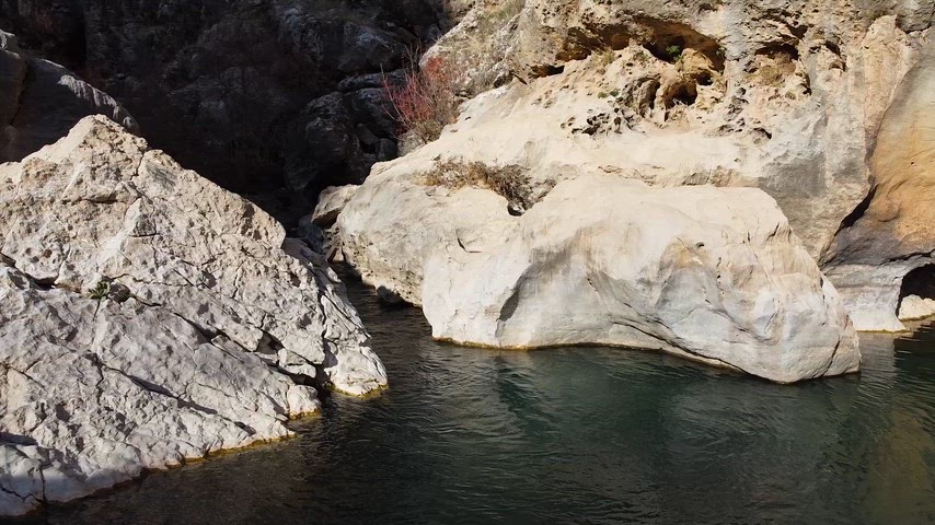 Çermik Sinek Çayı’nda kayalık vadi, berrak su ve doğal manzara.