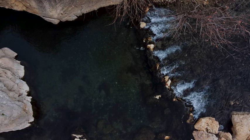 Çermik Sinek Çayı’nda drone ile çekilmiş berrak su ve kayalık akarsu manzarası.