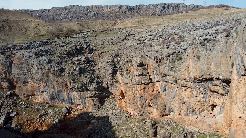 Çermik Sinek Çayı kayalık kanyonu ve drone ile çekilmiş doğal vadi manzarası.