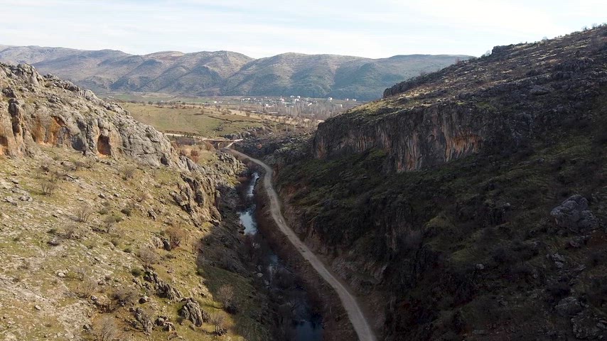 Çermik Sinek Çayı vadisi, kayalık kanyon ve drone ile çekilmiş panoramik manzara.