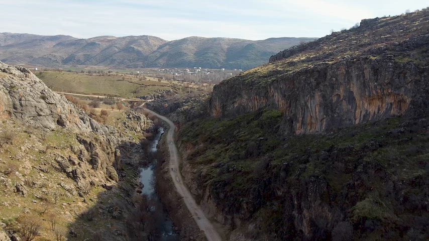 Çermik Sinek Çayı vadisi, kayalık kanyon ve drone ile çekilmiş geniş doğa manzarası.