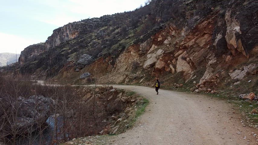 Çermik Sinek Çayı vadisinde kayalık yol ve doğa yürüyüşü manzarası.