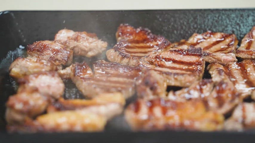 Izgara üzerinde pişen dana kaburga ve et çeşitlerinin yakın plan görüntüsü, barbekü restoran ve et yemekleri temalı içerikler