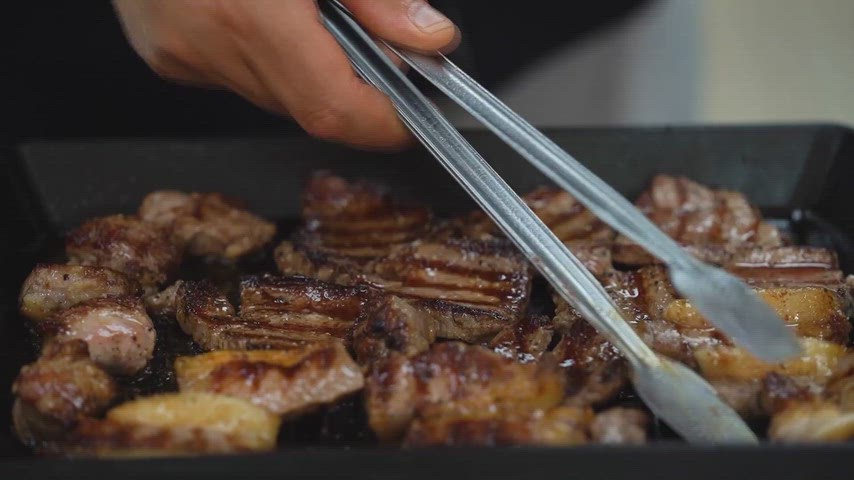 Diyarbakır mutfağında ızgara et çeşitlerinin pişirilmesini ve geleneksel kebap lezzetlerini gösteren yakın plan görüntü.