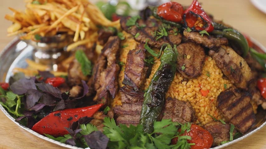 Diyarbakır mutfağına özgü ızgara et, bulgur pilavı ve közlenmiş sebzelerle hazırlanan geleneksel yemek tabağı görüntüsü.