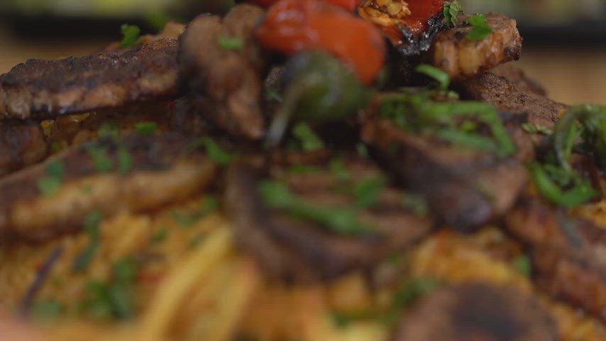 Diyarbakır mutfağına özgü ızgara et bulgur tabağı ve taze salata sunumunu gösteren geleneksel yemek görüntüsü.