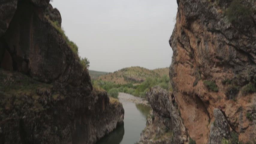 Lice Birkleyn Mağaraları kanyon geçidi, nehir manzarası, kaya duvarları, Diyarbakır