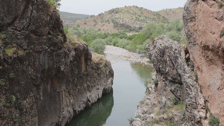 Lice Birkleyn Mağaraları vadi geçidi, nehir manzarası, kayalık vadi, Diyarbakır