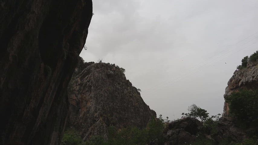 Birkleyn Mağaraları kanyon manzarası, Diyarbakır Birkleyn Mağaraları, Lice doğal güzellikleri, kayalık vadi ve kuşlar,