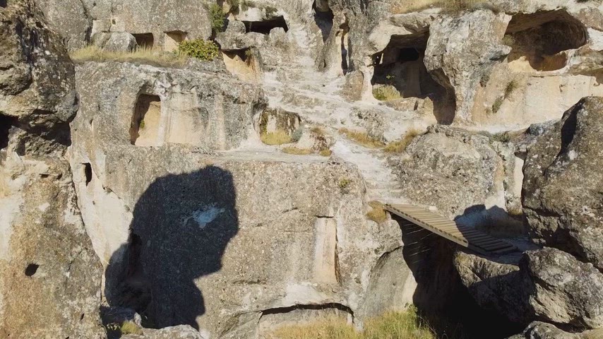Kayalara oyulmuş odalar, geçitler ve yaşam alanlarıyla dikkat çeken bu antik yerleşim, Silvan’ın tarih öncesinden günümüze uzanan kültürel mirasını yansıtır. Güneydoğu Torosları’nın etkileyici kaya dokusu içinde yer alan arkeolojik alan, tarih ve belgesel içerikleri için özgün bir görsel kaynak suna