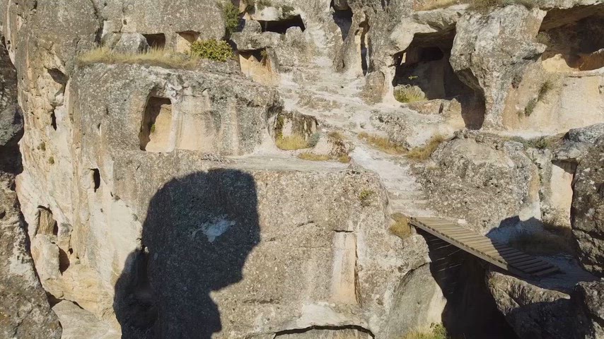 Silvan Bahçeköy Sit Alanı’ndaki kayalara oyulmuş antik odalar, taş geçitler, Güneydoğu Torosları ve arkeoloji