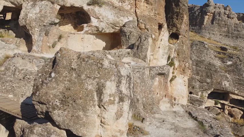 Silvan Bahçeköy Sit Alanı’ndaki kayalara oyulmuş antik yaşam alanları, Güneydoğu Torosları, arkeoloji ve drone görüntüleri