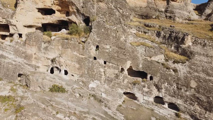 Silvan Bahçeköy Sitalanı Güneydoğu Torosları katmanlı kaya yerleşimleri antik mağaralar arkeoloji drone çekimi tarihi alan