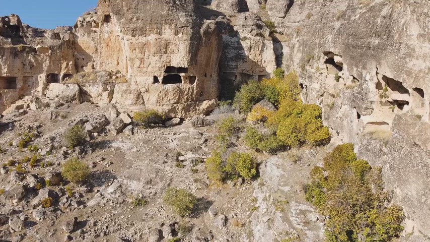 Silvan Bahcekoy Sitalani Guneydogu Toroslari tarihi kaya yerlesimleri antik magaralar arkeoloji drone cekimi vadi gorunumu