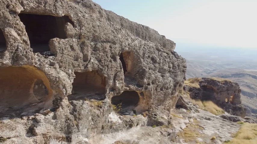 Silvan Bahcekoy Sitalani Guneydogu Toroslari drone ile havadan gorunum antik kaya yerlesimi tarihi magaralar arkeoloji