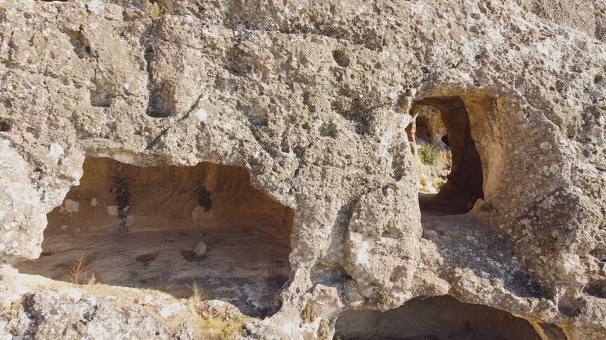 Silvan Bahcekoy Sitalani Guneydogu Toroslari antik kaya gecitleri oyma magara yapilari arkeoloji drone cekimi tarihi alan