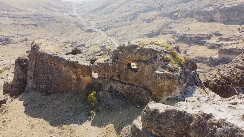 Silvan Bahçeköy Sitalanı kaya yerleşimi, vadi manzarası ve dron çekimi ile tarihî ve arkeolojik alan görüntüleri