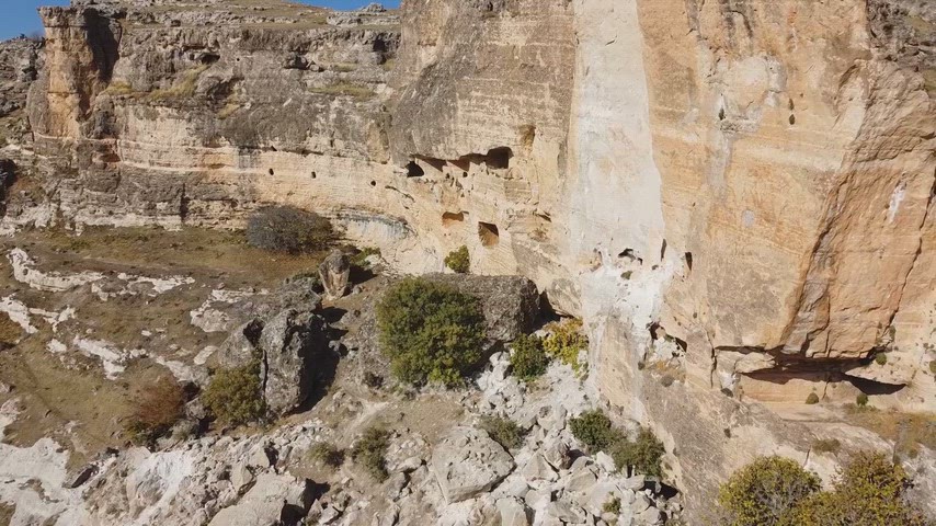 Silvan Bahçeköy Sitalanı kaya yerleşimi, yüksek kaya duvarları ve dron çekimi ile tarihî ve arkeolojik alan görüntüleri