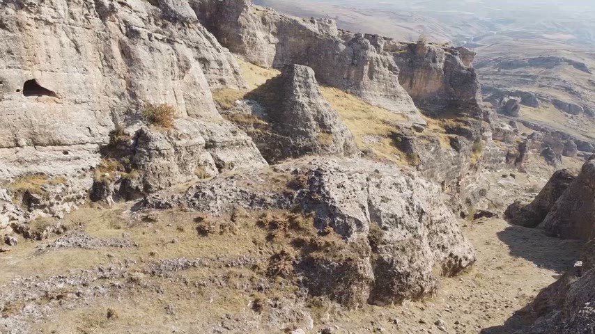 Silvan Bahçeköy Sitalanı kayalık vadi, tarihi yerleşim ve kaya odaları ile arkeolojik alan görüntüleri