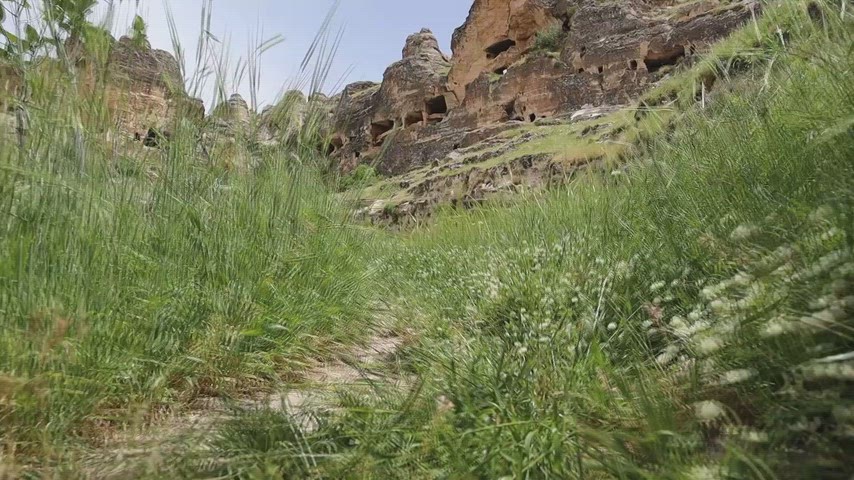 Hasuni Mağaraları kaya oyma tarihi yerleşim, doğal kayalıklar ve kültürel miras manzarası stok videosu