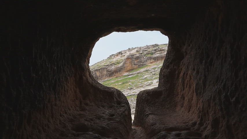 Hasuni Mağaraları karanlık tünel, tarihi geçit ve kaya oyma mağara içi stok videosu