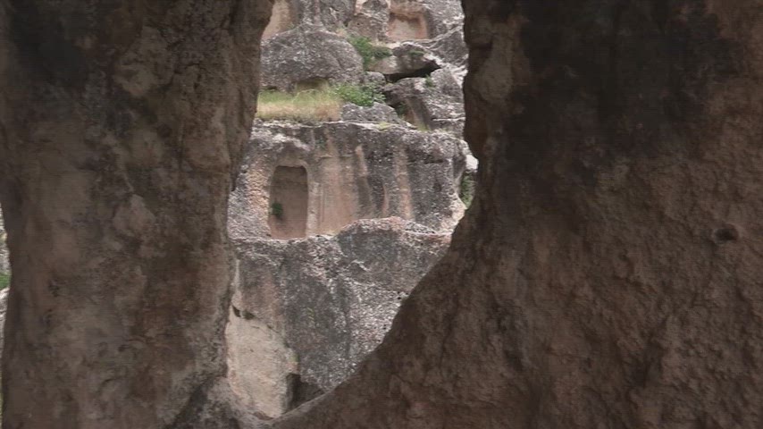 Hasuni Mağaraları kaya penceresi, tarihi mağara odaları ve vadi görünümü stok videosu