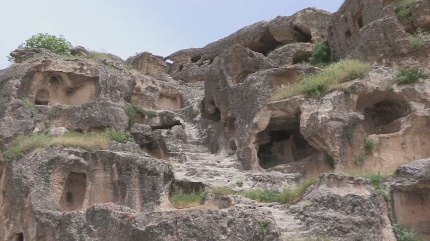 Hasuni Mağaraları kaya yerleşimi, antik mağara kompleksi ve tarihi kaya oyma yapıları