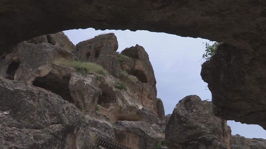 Hasuni Mağaraları doğal kaya kemeri, antik mağara odaları ve kayalık yerleşim