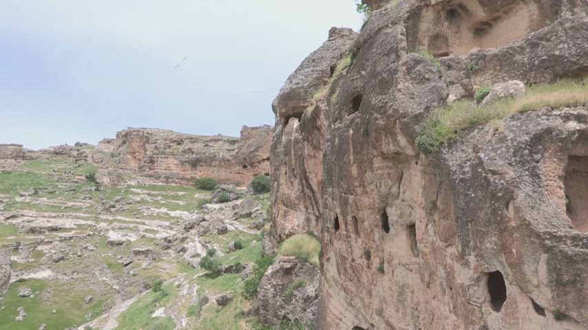 Hasuni Mağaraları kayalık yamaç, tarihi kaya oyma yerleşimi ve mağara odaları