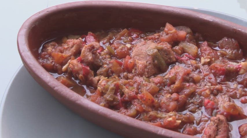 Çömlekte etli güveç toprak kapta pişmiş yemek videosu