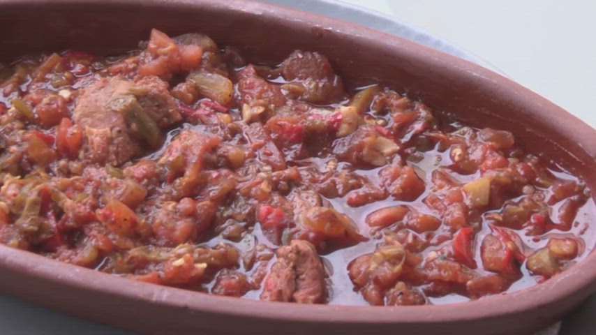 Çömlekte güveç yöresel et yemeği yakın plan yemek videosu